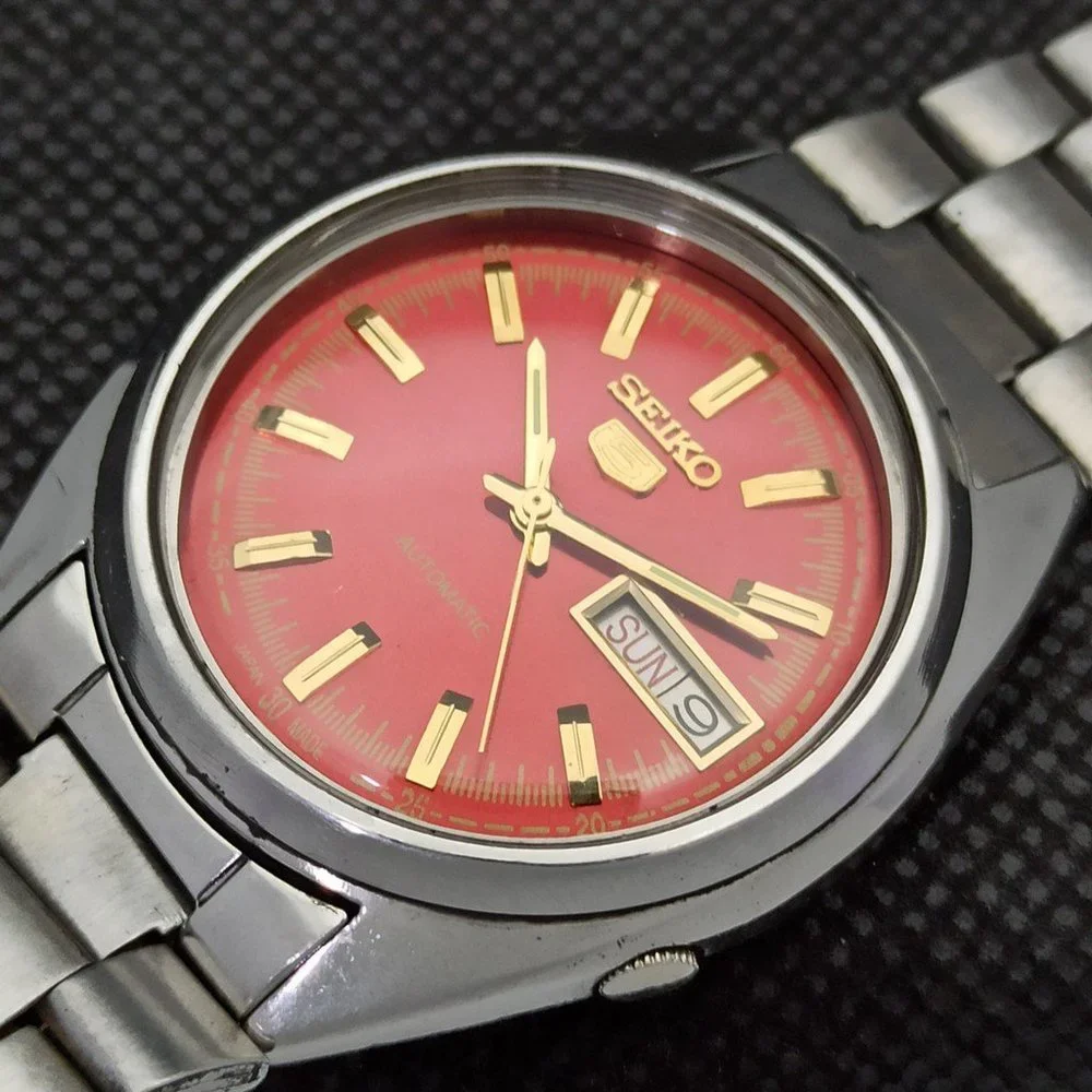 Vintage 1973 Seiko 5 Automatic Mens Silver Watch W/DayDate & Gold Accents - Picture 1 of 8